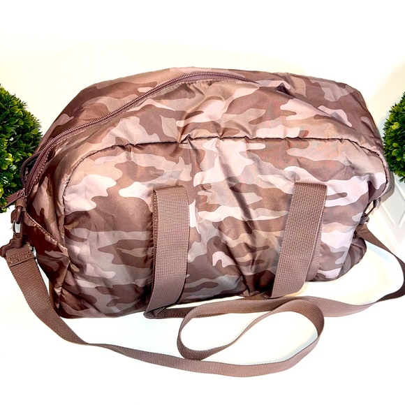 NEW GILRS JUNIORS CAMO MEDIUM SIZE PINK DUFFLE BAG - Picture 2 of 6